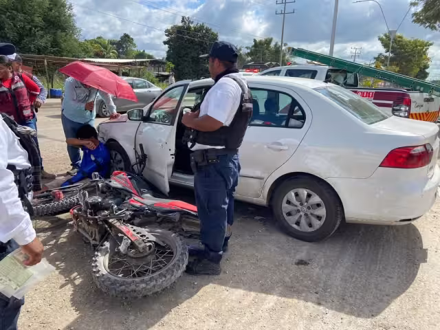 Motociclista lesionado al ser atropellado por un Volkswagen tras evadir un filtro de revisión