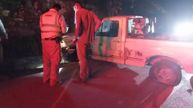 Una camioneta blanca perdió el control y abandonó la cinta asfáltica