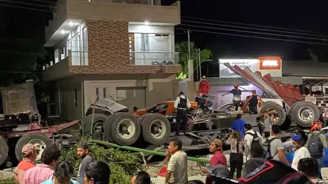 La zona se llenó de curiosos que se dieron cita luego del ruido que generó el accidente