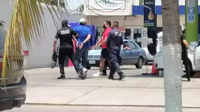 Tras localizar el arma de fuego tipo pistola del calibre 9 mm, detuvieron a los tres hombres involucrados