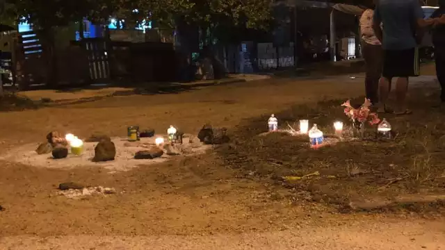 Los vecinos del fraccionamiento Bosques colocaron veladoras en el lugar exacto donde murió el menor de edad en Umán