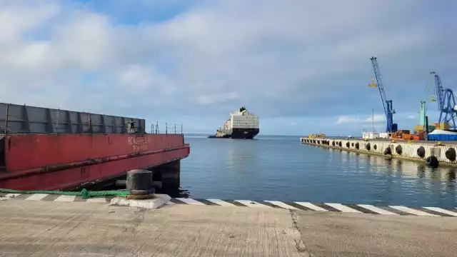 Un barco procedente de Japón arribó a Progreso con rieles para el Tramo 6 del Tren Maya
