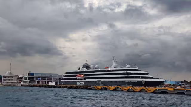 El World Voyager cuenta con seis cubiertas para pasajeros donde hay cabinas de varias categorías así como áreas comunes