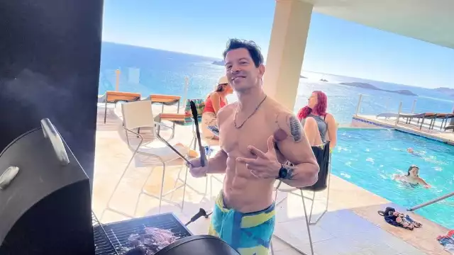 Yahir comparte su hogar con sus amigos para divertirse. Foto: Especial