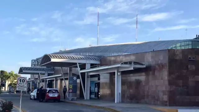 Las acciones demostrativas que realizó la Fuerza Aérea México con motivo del Desfile Cívico Militar en la capital del país frenó las actividades aéreas