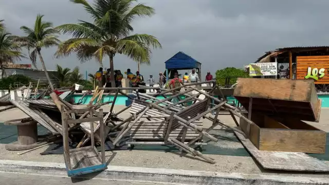 Tres palapas fueron desmanteladas por uso indebido de área comercial y abandono