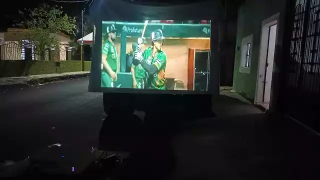 Vecinos se unen para disfrutar la final entre Leones de Yucatán y Diablos Rojos del México