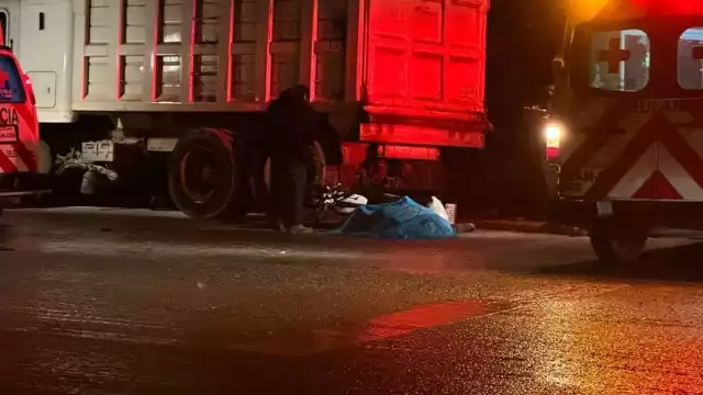 Motociclista pierde la vida al impactarse contra volquete