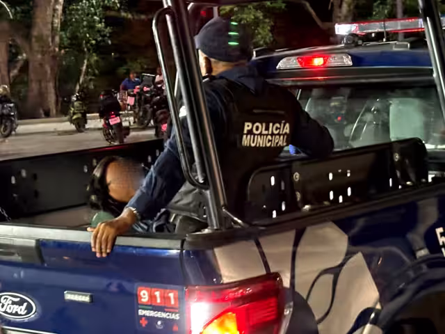 La mujer agredió verbalmente a los guardias de seguridad antes de intentar huir, pero fue detenida