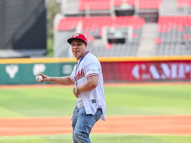 Osmar lanzando la primera bola