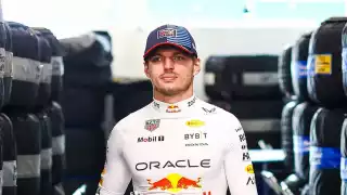 Max Verstappen  responde con sarcasmo y de  mal humor en conferencia de prensa tras sanción