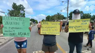 Vecinos de Lázaro Cárdenas bloquean carretera de Cancún-Mérida por falta de agua