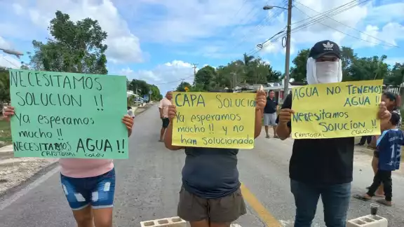 El bloqueo de la carretera leva  más de cuatro horas