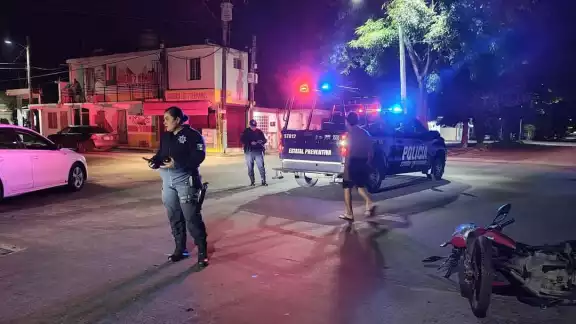 Emergencias atendieron al motociclista, quien resultó herido por el impacto