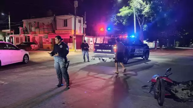 Emergencias atendieron al motociclista, quien resultó herido por el impacto
