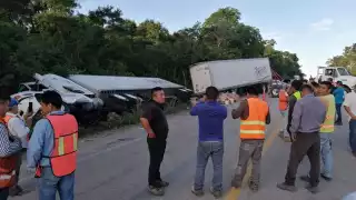 La mercancía de abarrotes del tráiler fue rapiñado por pobladores de varias comunidades