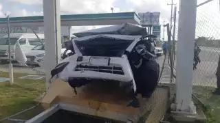 El automóvil fue catalogado como pérdida total; al lugar llegaron elementos policiales