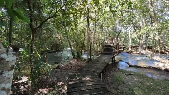 La zona cuenta con diversos balnearios, atractivos naturales y ruinas arqueológicas