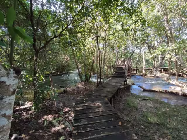 La zona cuenta con diversos balnearios, atractivos naturales y ruinas arqueológicas