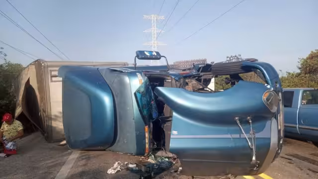 El tráiler quedó bloqueando la carretera Isla Aguada-Ciudad del Carmen