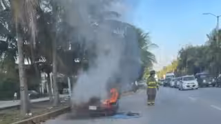 Incendio de camioneta moviliza a bomberos en avenida Andrés Quintana Roo de Cancún