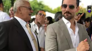 Luis Gerardo Méndez junto con su padre