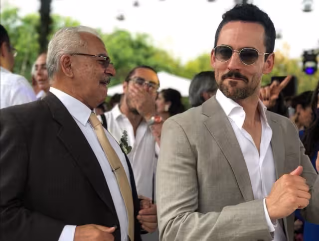 Luis Gerardo Méndez junto con su padre