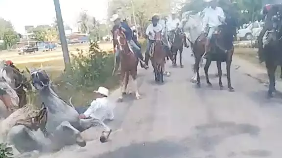 Las festividades pasaron un pequeño trance cuando un jinete se desplomó en pleno desfile; pero se recuperó y hoy habrá más actividades en la localidad.