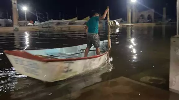 Hace una semana que se observa este fenómeno y según los habitantes ha rebasado el malecón Hace una semana que se observa este fenómeno y según los habitantes ha rebasado el malecón