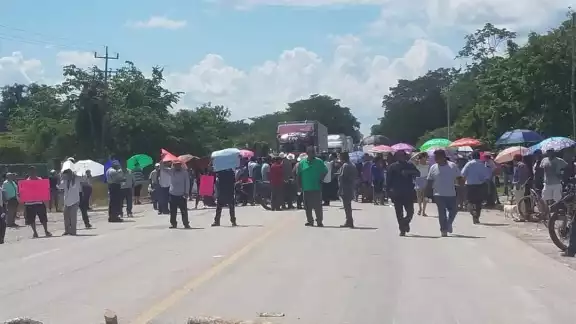 Los quejosos colocaron ramas en la carretera que conecta a Chetumal con Escárcega, por lo que causaron tráfico vehicular Los quejosos colocaron ramas en la carretera que conecta a Chetumal con Escárcega, por lo que causaron tráfico vehicular