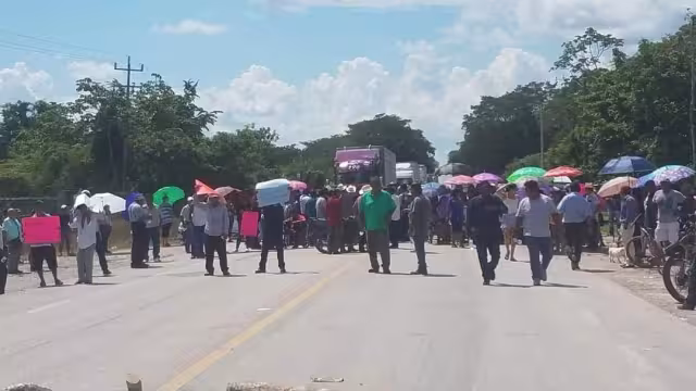 Los quejosos colocaron ramas en la carretera que conecta a Chetumal con Escárcega, por lo que causaron tráfico vehicular