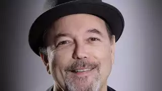 Nacido el 16 de julio de 1948, Rubén Blades es un cantautor, músico, actor, abogado, político y activista panameño