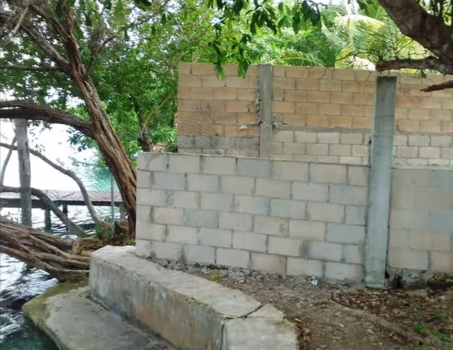 El predio se encuentra en la calle Río Bravo con Costera, dónde se reunieron los habitantes para exigirle al dueño que se respeten los límites federales. 