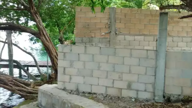 El predio se encuentra en la calle Río Bravo con Costera, dónde se reunieron los habitantes para exigirle al dueño que se respeten los límites federales. 