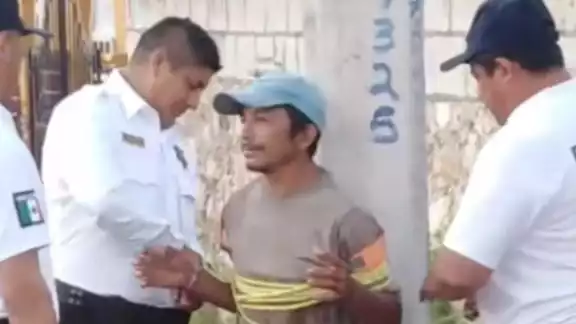 El ladrón fue amarrado a un poste de luz por los vecinos de la zona que lo sorprendieron en el atraco El ladrón fue amarrado a un poste de luz por los vecinos de la zona que lo sorprendieron en el atraco