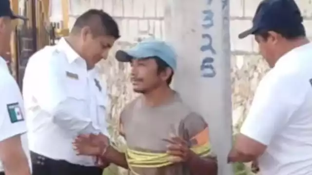 El ladrón fue amarrado a un poste de luz por los vecinos de la zona que lo sorprendieron en el atraco