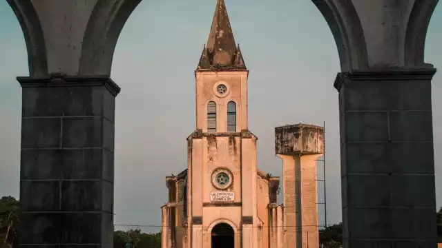 Su estructura descansa en una pequeña plataforma con 7 escalones para su acceso central y lateral, y posee una cúpula octagonal