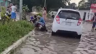 El motociclista fue impactado y arrojado al suelo en un charco de agua.