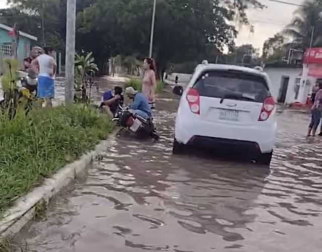 El motociclista fue impactado y arrojado al suelo en un charco de agua.