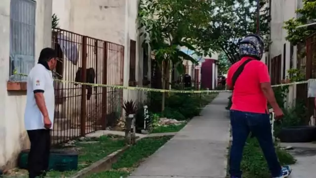 El lugar fue acordonado por las autoridades para evitar la entrada de curiosos y muevan la escena del crimen