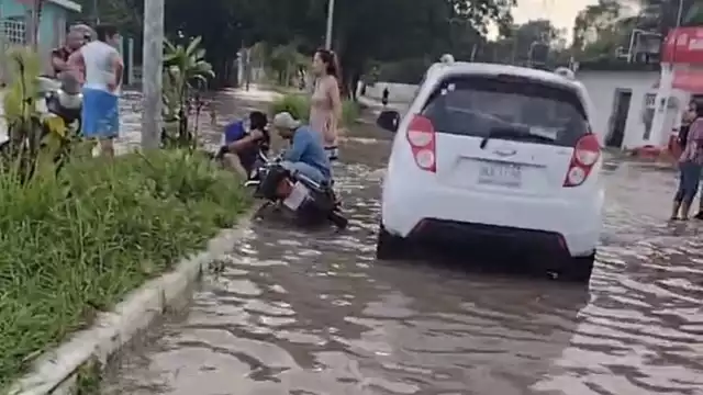 El motociclista fue impactado y arrojado al suelo en un charco de agua.