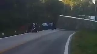 Al lugar de los hechos llegaron elementos policiacos para abanderar el tramo