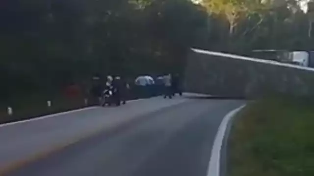 Al lugar de los hechos llegaron elementos policiacos para abanderar el tramo