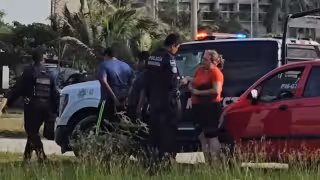 Conductor en presunto estado de ebriedad invade zona protegida de anidación en Playa Norte; fue asegurado por autoridades