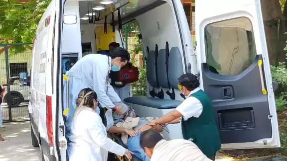La mujer tuvo que ser trasladada de emergencia a una clínica en Mérida. Foto: Jaime Tun La mujer tuvo que ser trasladada de emergencia a una clínica en Mérida. Foto: Jaime Tun