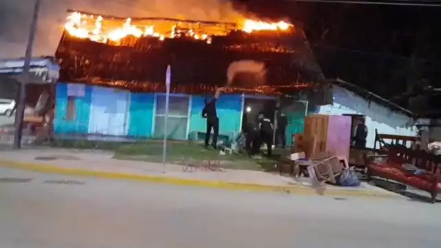 Los habitantes fueron auxiliados para sacar sus pertenecías
