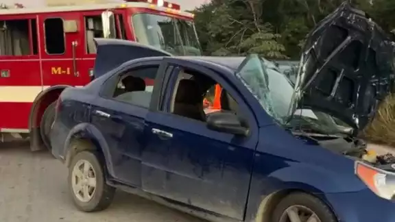 Un aparatoso accidente se registró en la carretera federal 307 entre Felipe Carrillo Puerto y Tulum, dejando heridos y dos vehículos como pérdida total.

