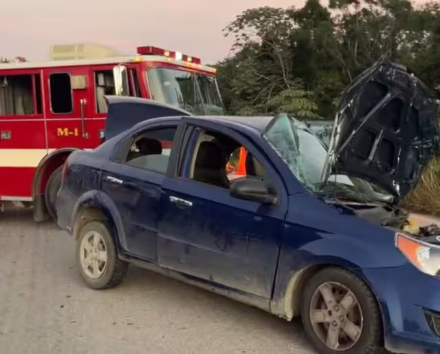 Un aparatoso accidente se registró en la carretera federal 307 entre Felipe Carrillo Puerto y Tulum, dejando heridos y dos vehículos como pérdida total.

