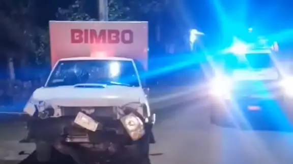 La unidad de la empresa panificadora quedó con daños en la parte delantera luego del choque en José María Morelos