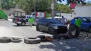 Los residentes cerraron el paso y aunque están los elementos policiacos presentes se niegan a dialogar
